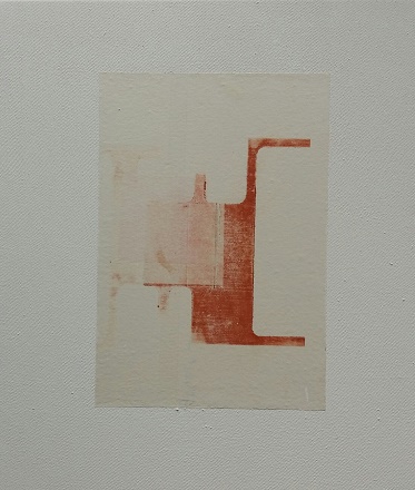 Houtdruk op courant, eitempera op katoen. 30x35 cm.