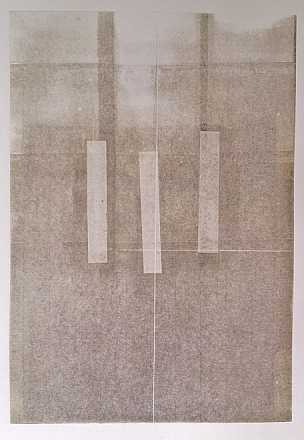 Mistlied. Droge naald, sjabloondruk op courant. 40x30 cm.