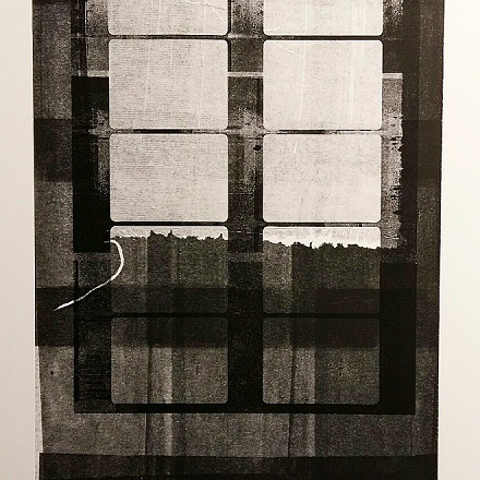 Het raam. Ets, sjabloondruk. 50x30 cm.
