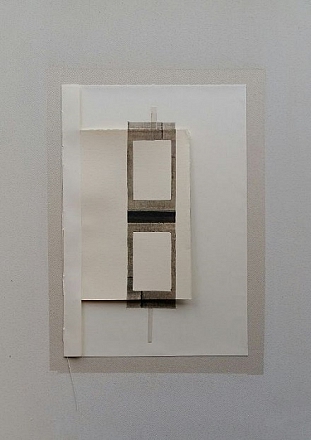 Het venster. Kartondruk, potlood, bindgaren, collage. 45x30 cm. 